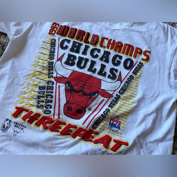 Chicago Bulls Threepeat World Champs t-shirt - Picture 2 of 8